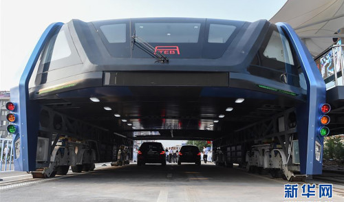 China Has Finally Built The Elevated Bus That Can Travel Over Traffic Jams